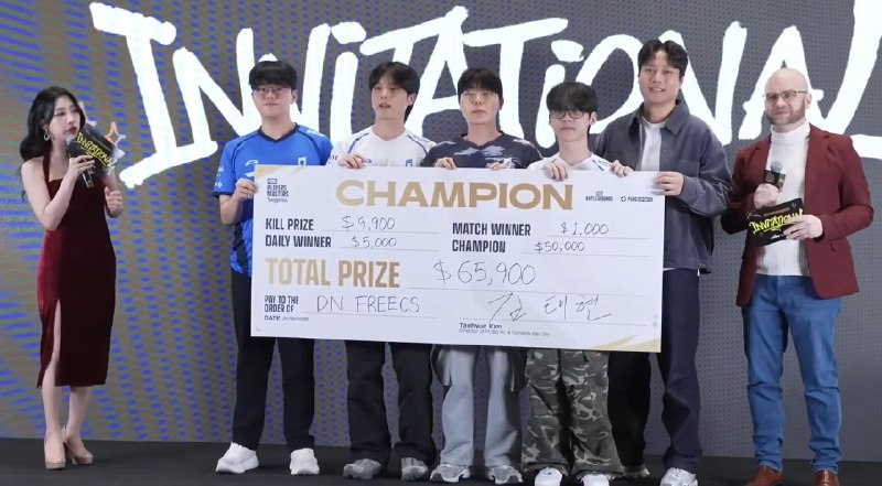 DN FREECS 捧 6.5 万美元奖金支票,获邀请赛总冠军 DN FREECS 捧 6.5 万美元奖金支票,获邀请赛总冠军